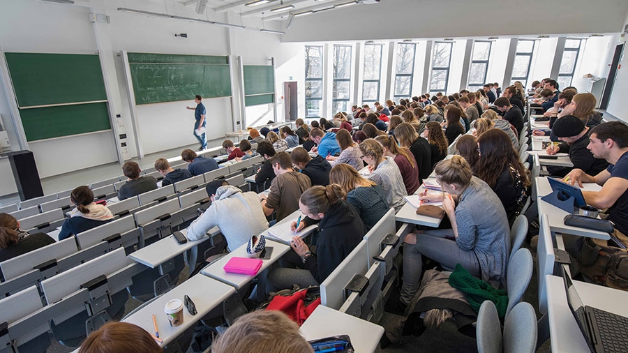 Ein Hörsaal der TH Lübeck mit Studenten gefüllt.