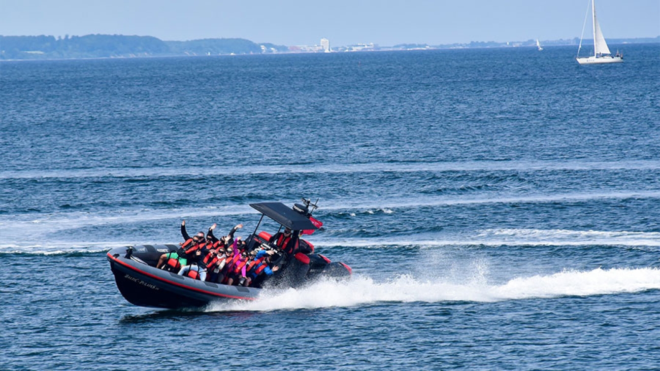 Ein Speedboot fährt kurven auf der Ostsee.