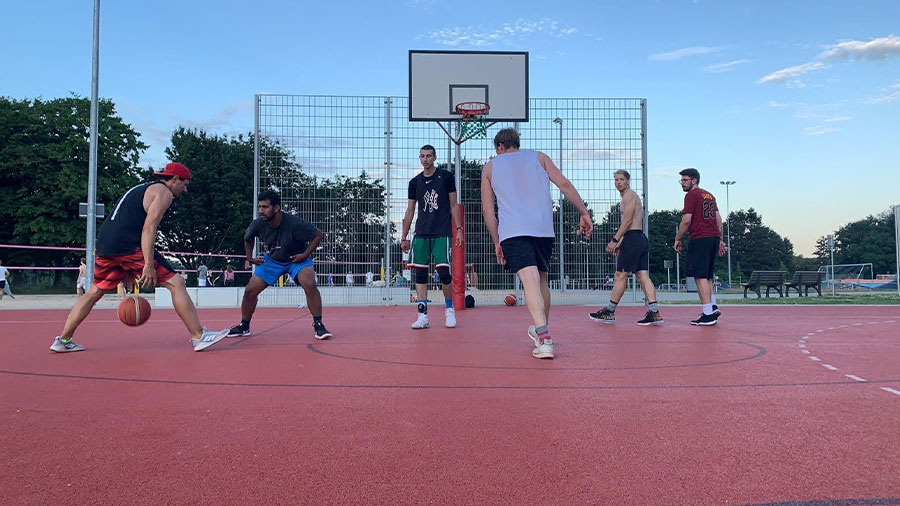 Sechs Männer die Basketball spielen