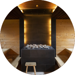 Eine Sauna mit Beleuchtung und Holzbänken.