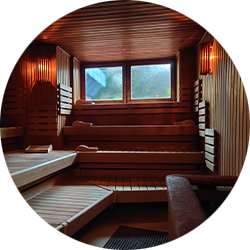 Eine Sauna mit Fenster und Holz-Etagenbank.