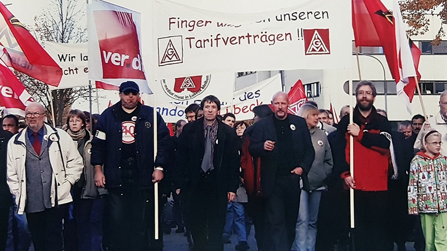 Ein Arbeiterstreik, bei dem Arbeiter Verdi-Fahnen hoch halten.