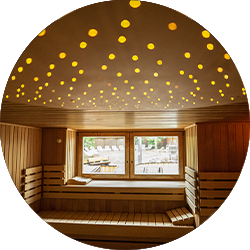 Eine Sauna mit Fenster und Sternenhimmel.
