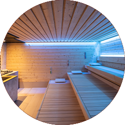 Eine Sauna mit blauen LEDs und Holzbänken.