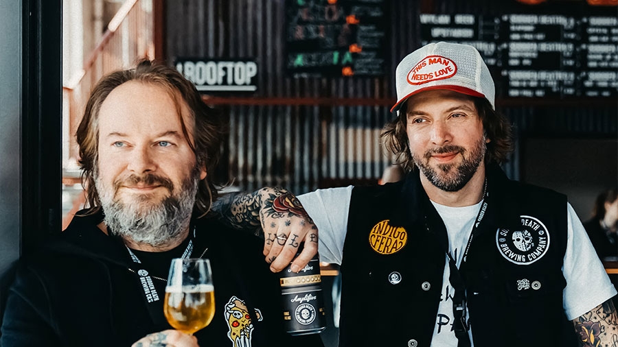 Die beiden Gründer von Sudden Death stehen mit Bier vor der Kamera.