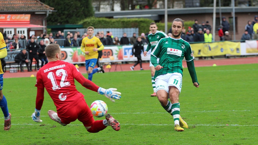 Ein Spieler des VfB Lübeck macht einen Torschuss auf das Tor von Delmenhorst.
