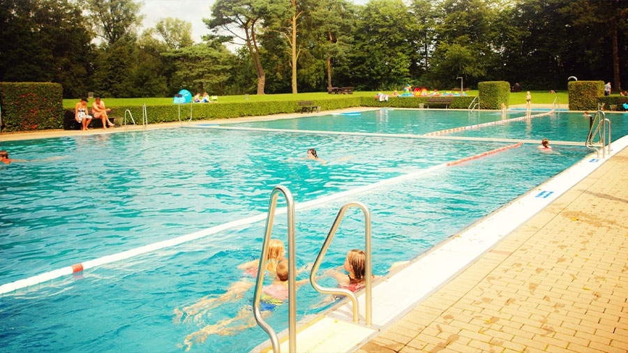 Das Becken des Freibades Schlutup mit schwimmenden Kindern.