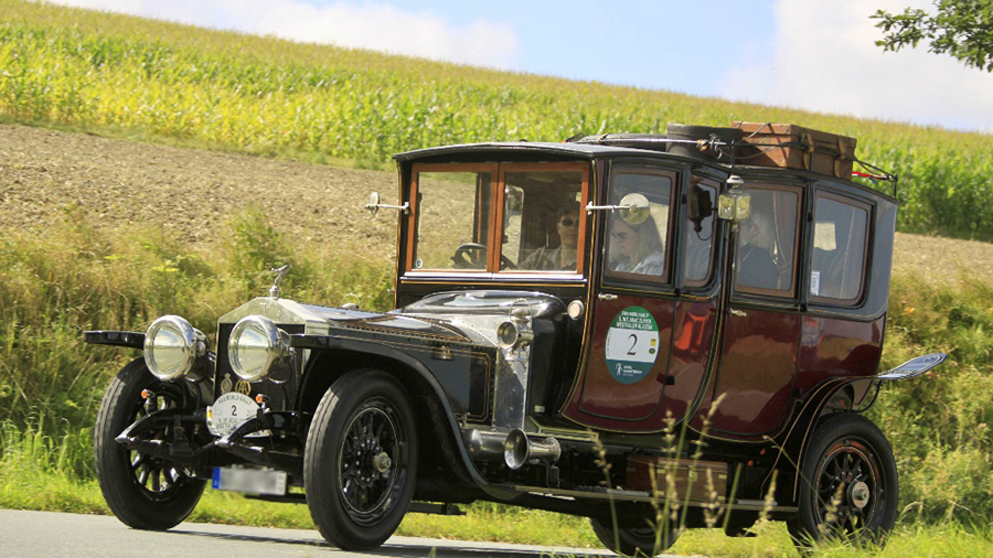 Startnummer 1 bei der 14. OCC-Küstentrophy und das älteste Fahrzeug im Feld: Ein „Rolls Royce 40/50 Silver Ghost Double Limousine“ von 1913.