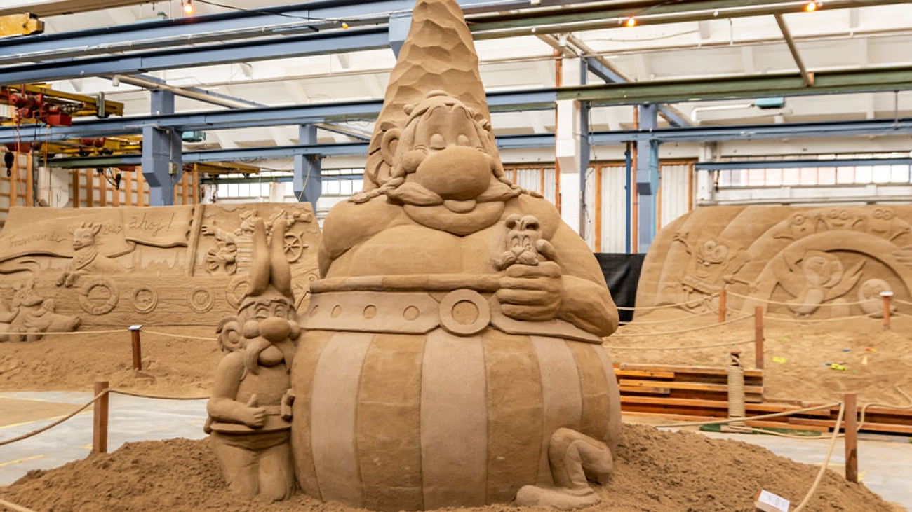 Asterix und Obelix aus Sand.