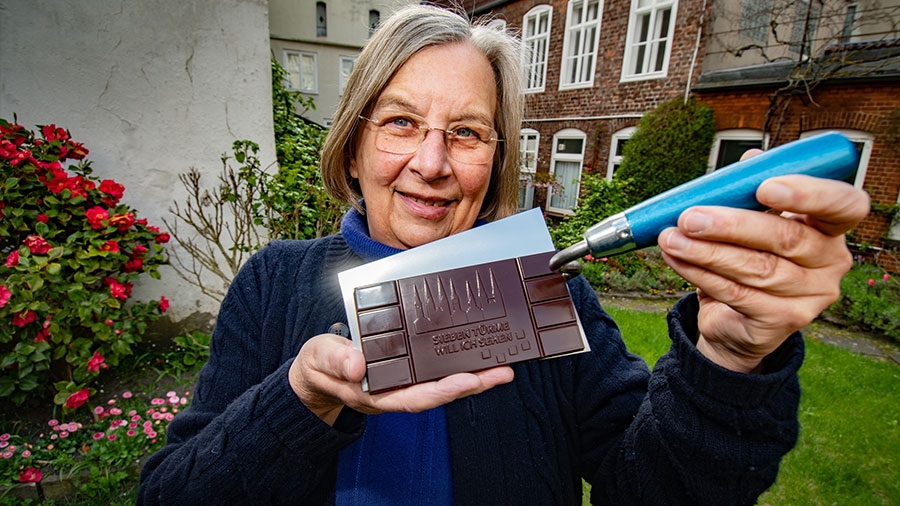 Angela Evers hält ihre Sieben Türme Schokolade in die Kamera.