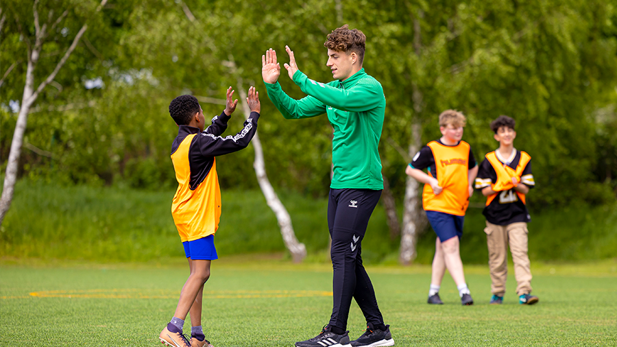 VfB Lübeck Spieler mit Kindern.