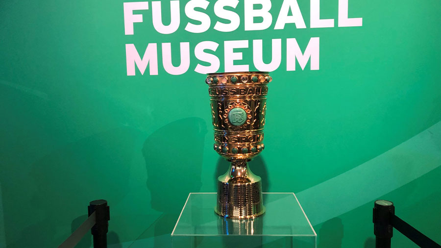 Der DFB-Pokal im Deutschen Fußball-Museum.