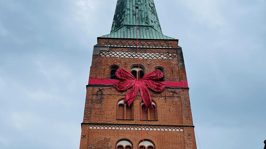 Der Lübecker Dom mit einer Geburtstagsschleife um den Turm.