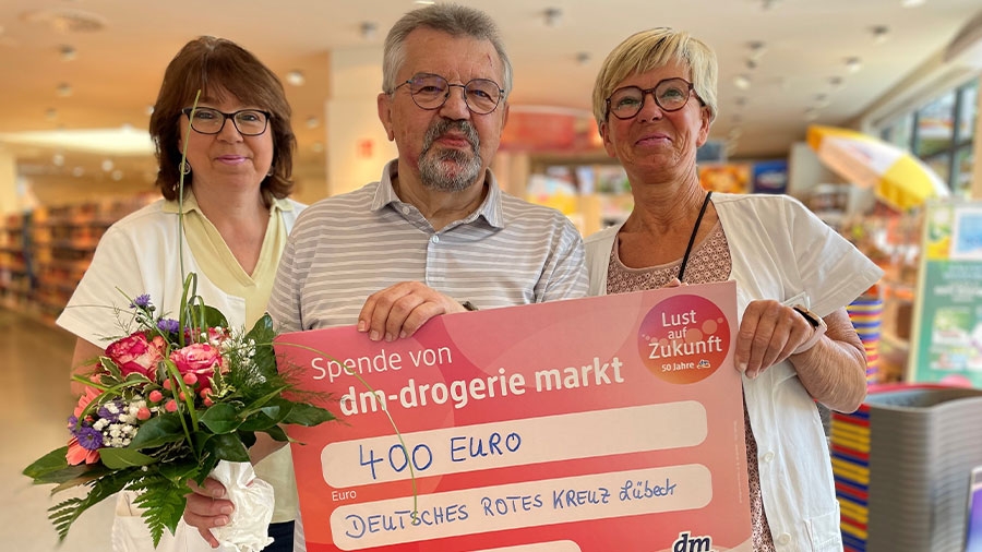 DM Lübeck spendet 400€ an das DRK.