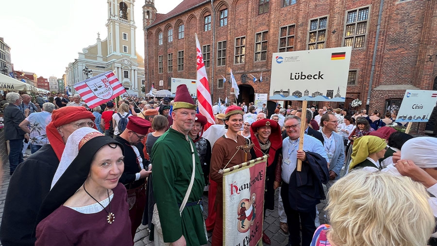 Eine Parade mit Menschen, die Klamotten aus der Hansezeit tragen.