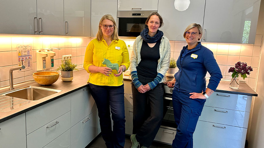 Drei Frauen stehen in einer neuen Küche.
