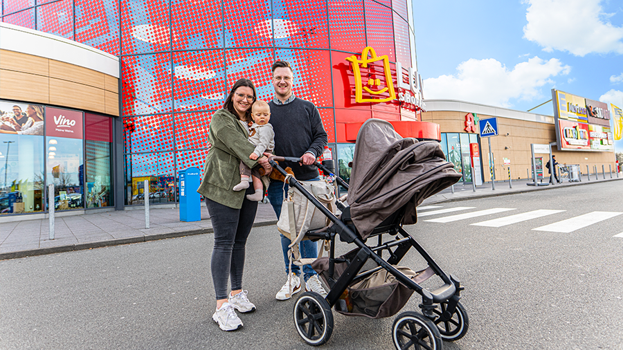 Eine Familie vor dem LUV.