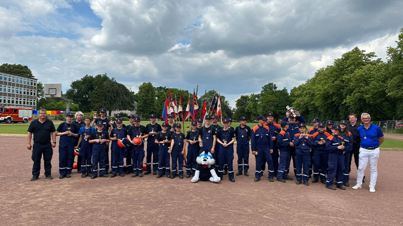 Die Jugendfeuerwehr Lübeck auf einem Sportplatz.