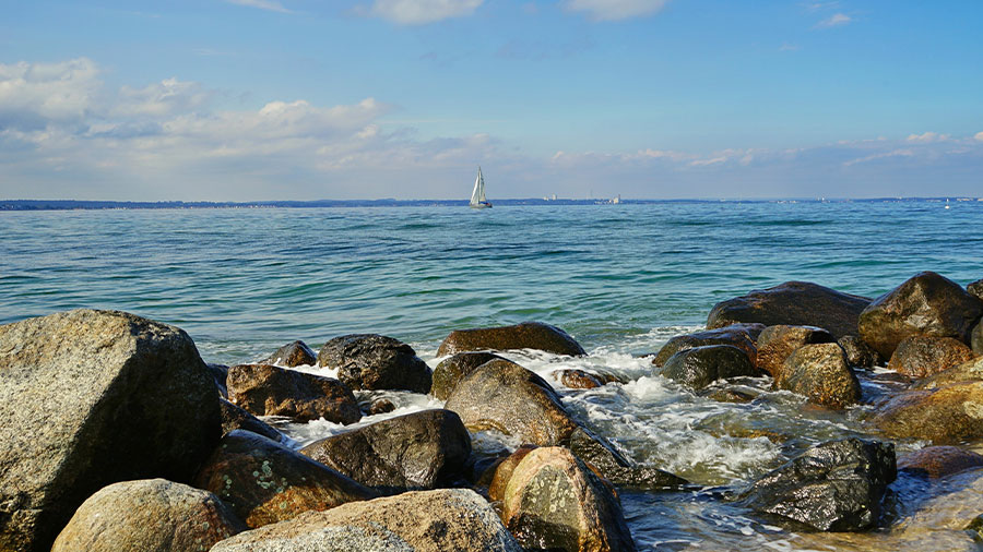 Große Steine an der Ostseeküste.