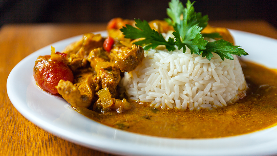 Hähnchen-Ananas Curry mit Reis.