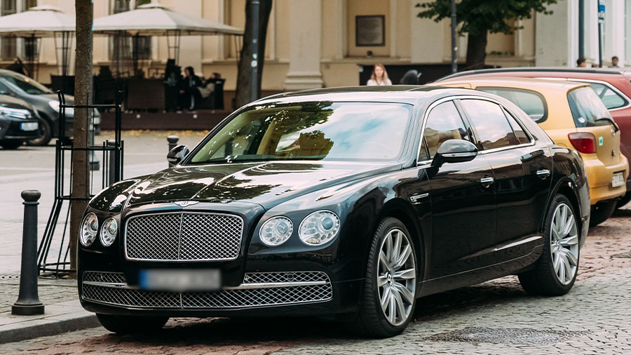 Ein Bentley steht am Straßenrand.