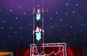 2 Kinder machen Kunststücke im Zirkus.