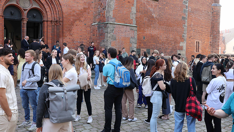 TH Lübeck Studenten an der Petrikirche.
