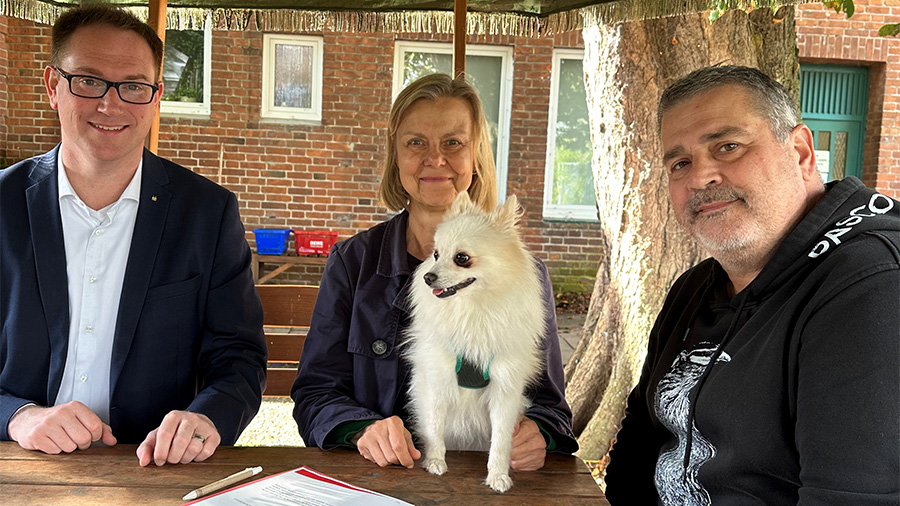 Bürgermeister Jan Lindenau, die 1. Vorsitzende Susanne Tolkmitt und der 1. Stellvertretende Oliver Wreth unterzeichnen den neuen Vertrag. (5.10.23)