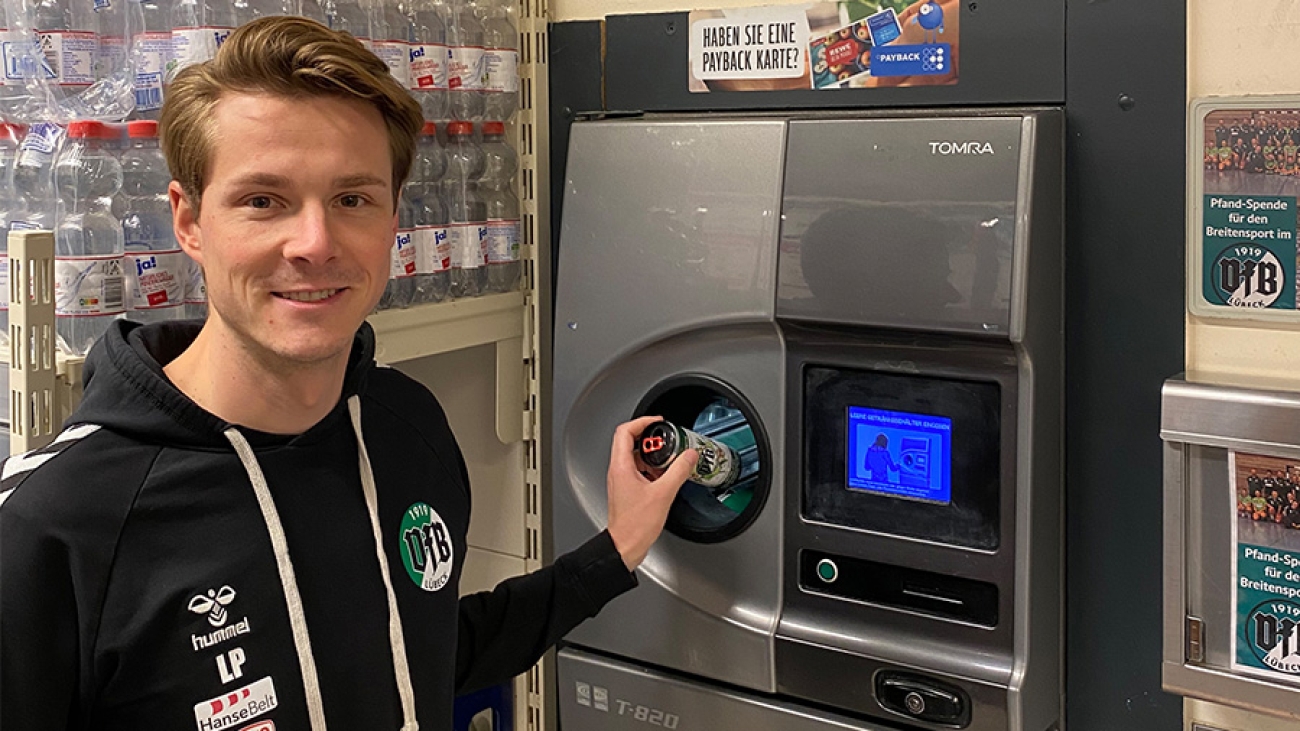 VFB-Trainer Lukas Pfeiffer am Pfandautomaten.