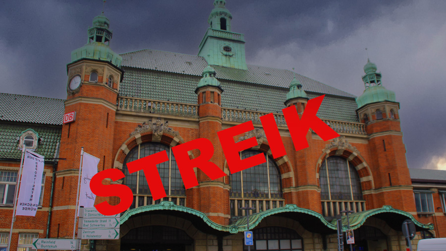 Der Bahnhof in Lübeck mit dem Schriftzug "Streik"