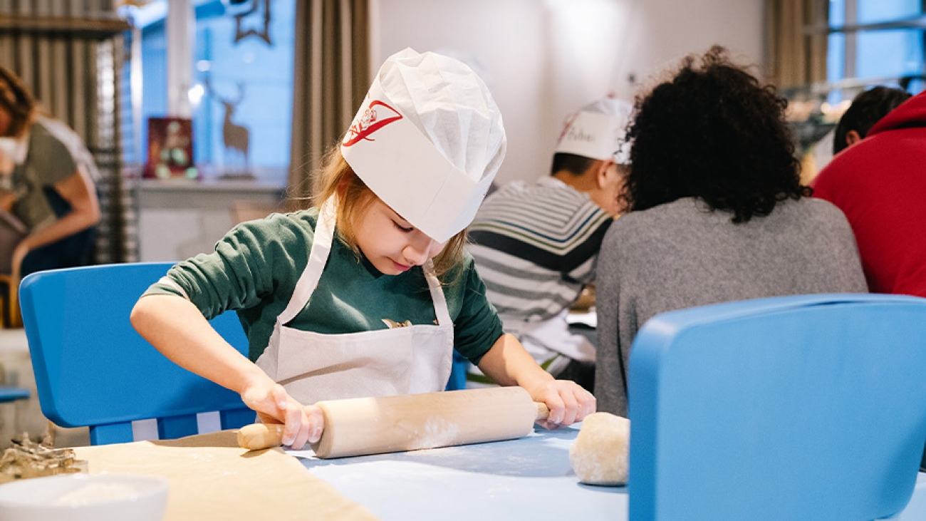 Ein Kind backt bei der Weihnachtsbäckerei bei Junge