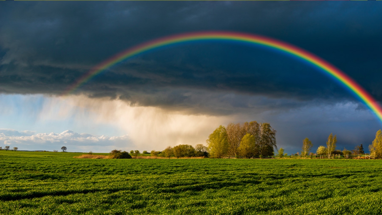 Himmel mit Regenbogen