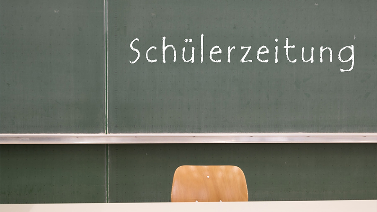 Eine Tafel mit dem Schriftzug "Schülerzeitung"