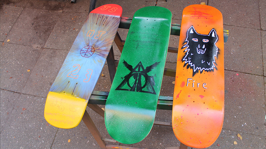 Drei lackierte Skateboards.