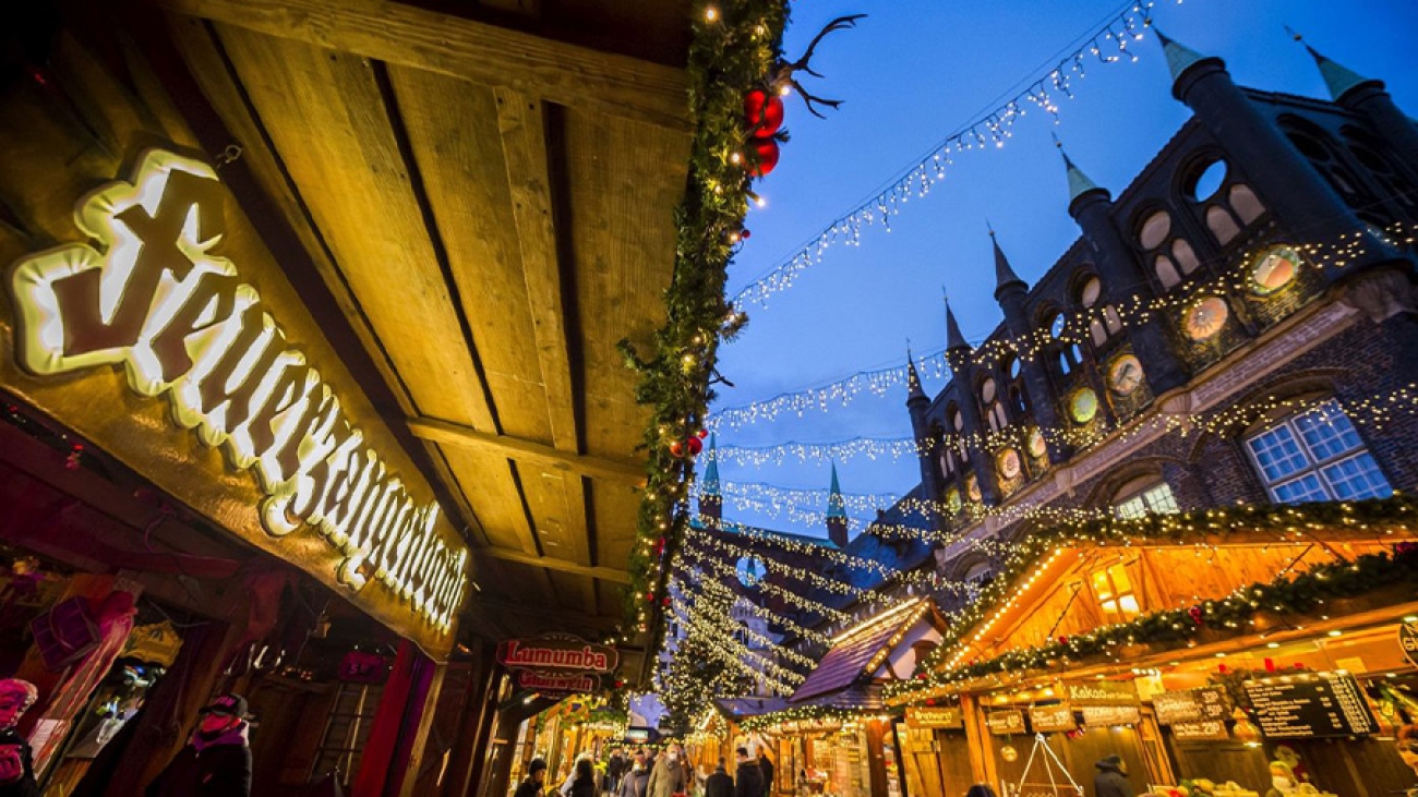 Weihnachtsmarkt vor dem Rathaus. C LTM