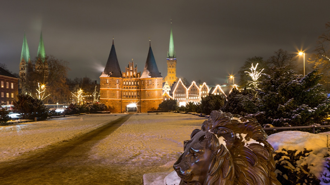 Das Holstentor im Schnee