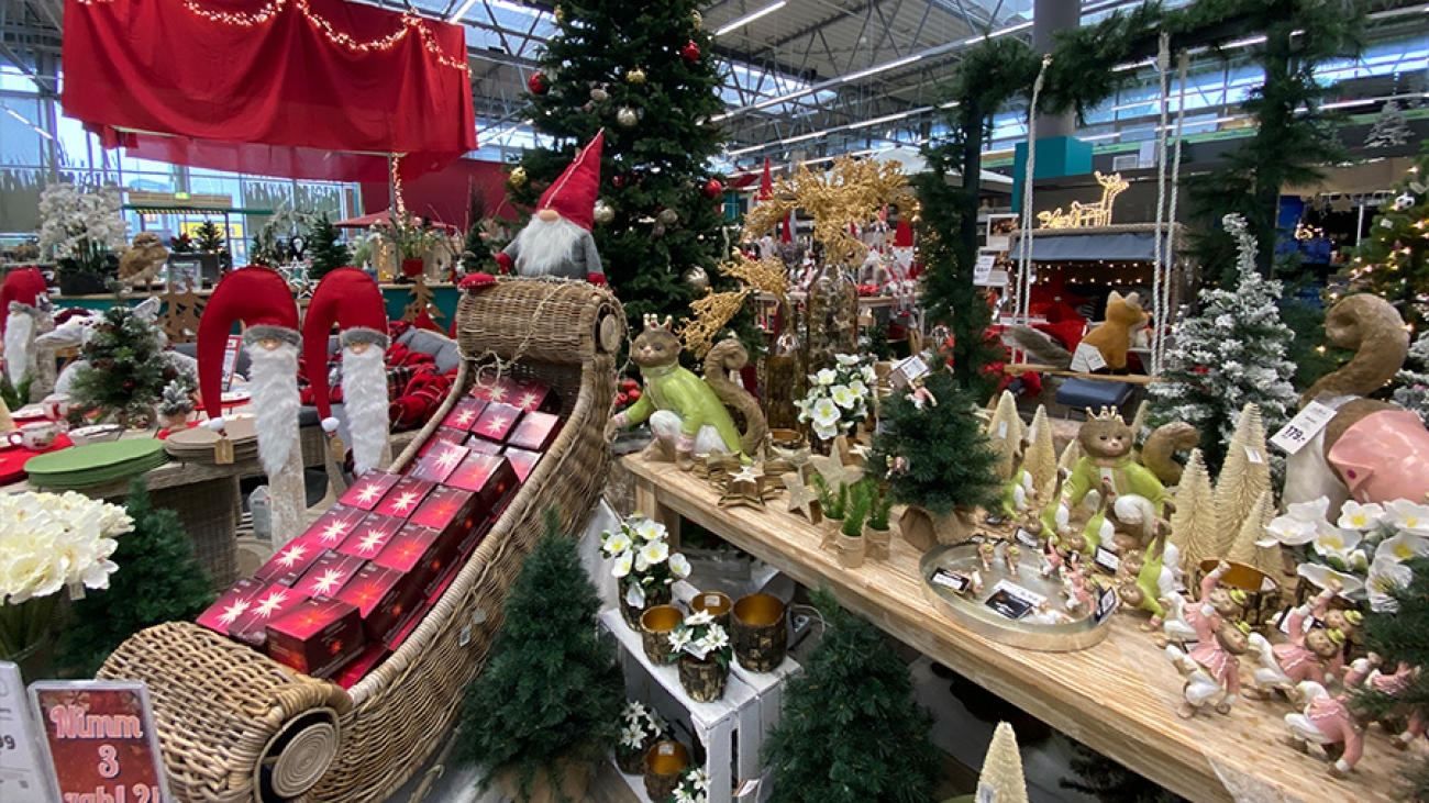 Weihnachtsdekoration im hagebau.