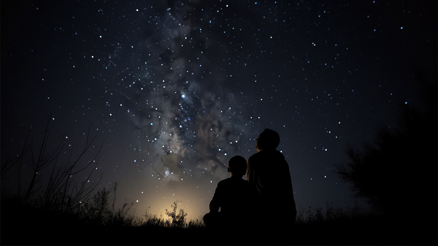 2 Personen vor dem Nachthimmel