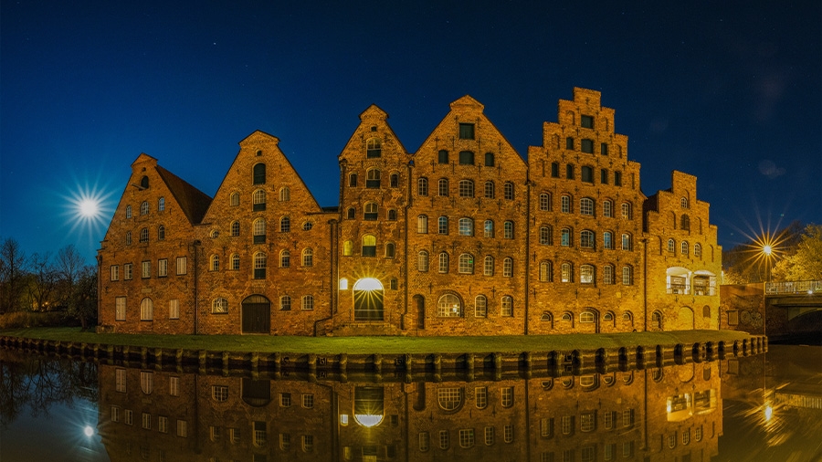 Die Salzspeicher bei Nacht