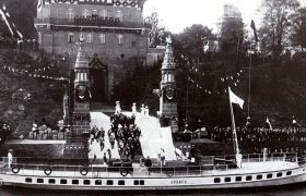 Das Kaisertor bei der Einweihung des Elbe-Lübeck-Kanals durch Wilhelm II. am 26. August 1900