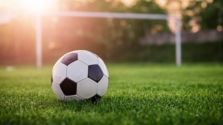 Fussball auf dem Spielfeld