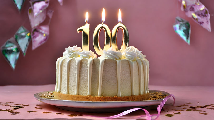 Torte zum Geburtstag mit der Zahl 100 und Kerzen