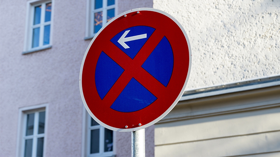 Schild Haltveverbot an Straße