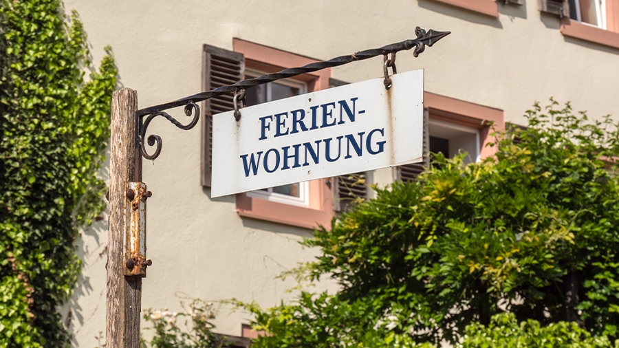 Schild einer Ferienwohnung an der Straße