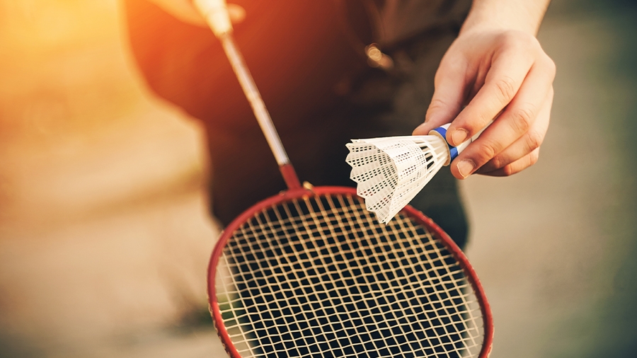 Badminton-Spieler bei einem Auschlag