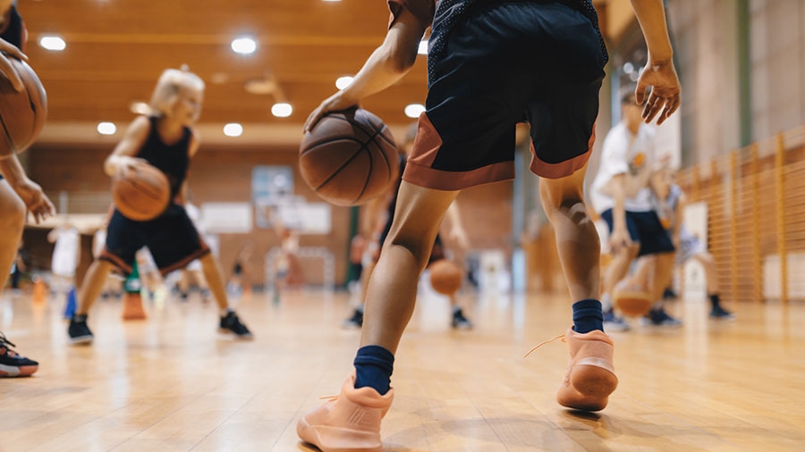 Jungendliche beim Basketball spielen