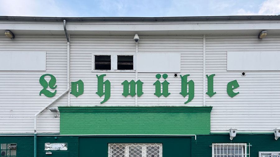 Aufnahme des Stadions an der Lohmühle mit enstsprechenden Schriftzug