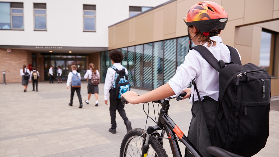 Kinder mit Fahrrädern auf dem Schulhof