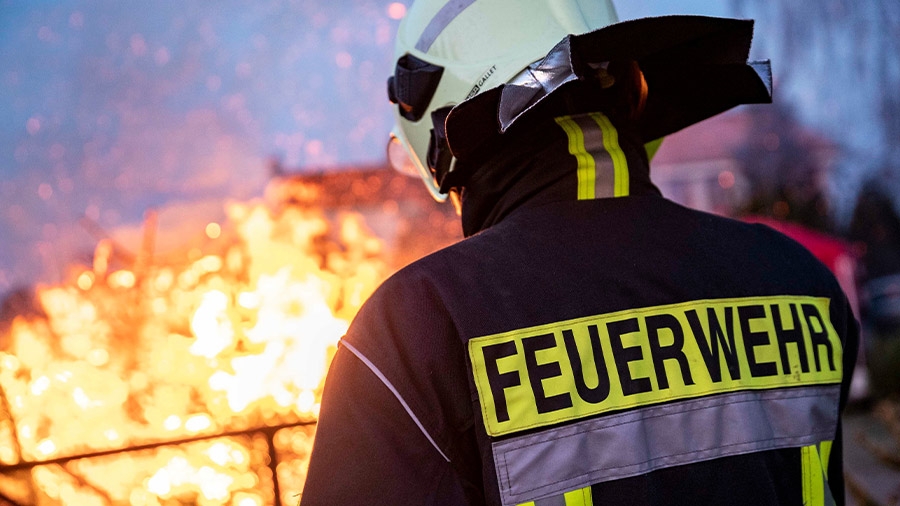 Feuerwehrmann beim Löschen eines Feuers