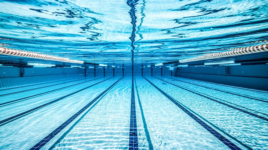 Unterwasseraufnahme eines Schwimmbades